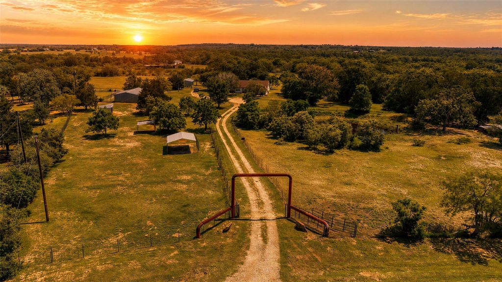 372 Hidden Oaks DR, Elgin, TX 78621