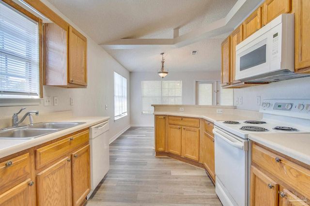 2029 Shadow Lake Dr, Gulf Breeze, FL 32563