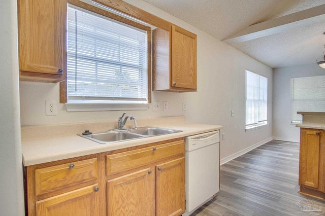 2029 Shadow Lake Dr, Gulf Breeze, FL 32563