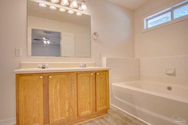 2029 Shadow Lake Dr, Gulf Breeze, FL 32563