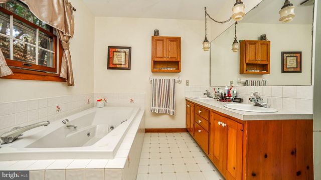 240 EVANS RD, Lititz, PA 17543