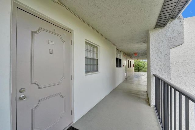9230 Lagoon Pl 406, Davie, FL 33324