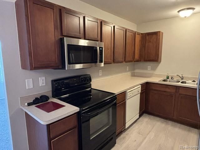 655 Lewa Downs Drive, Pontiac, MI 48341