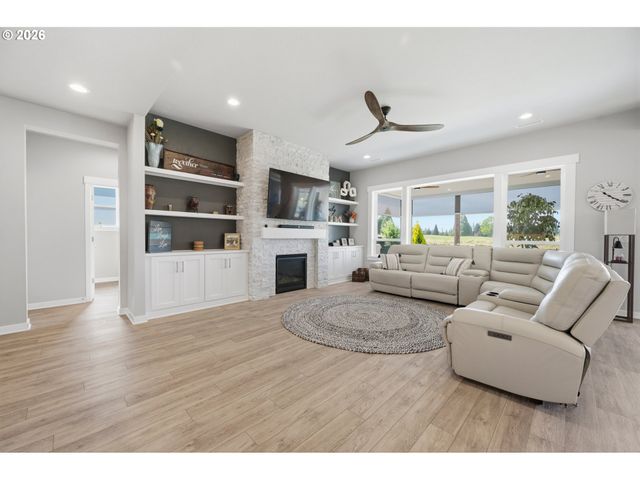 6302 Se MCINNIS St, Hillsboro, OR 97123