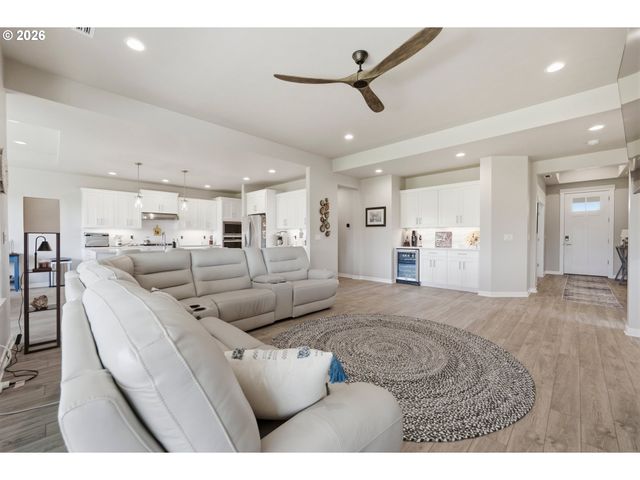 6302 Se MCINNIS St, Hillsboro, OR 97123
