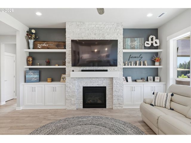 6302 Se MCINNIS St, Hillsboro, OR 97123