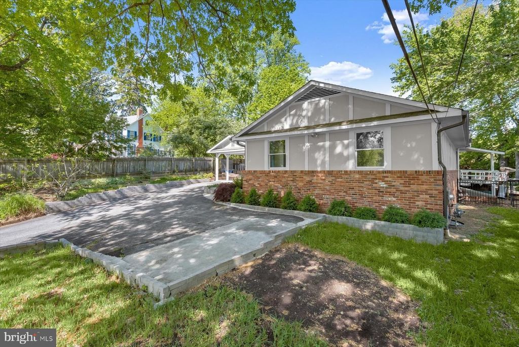 Image 3 of property listing at 9329 HARVEY RD, Silver Spring, MD 20910