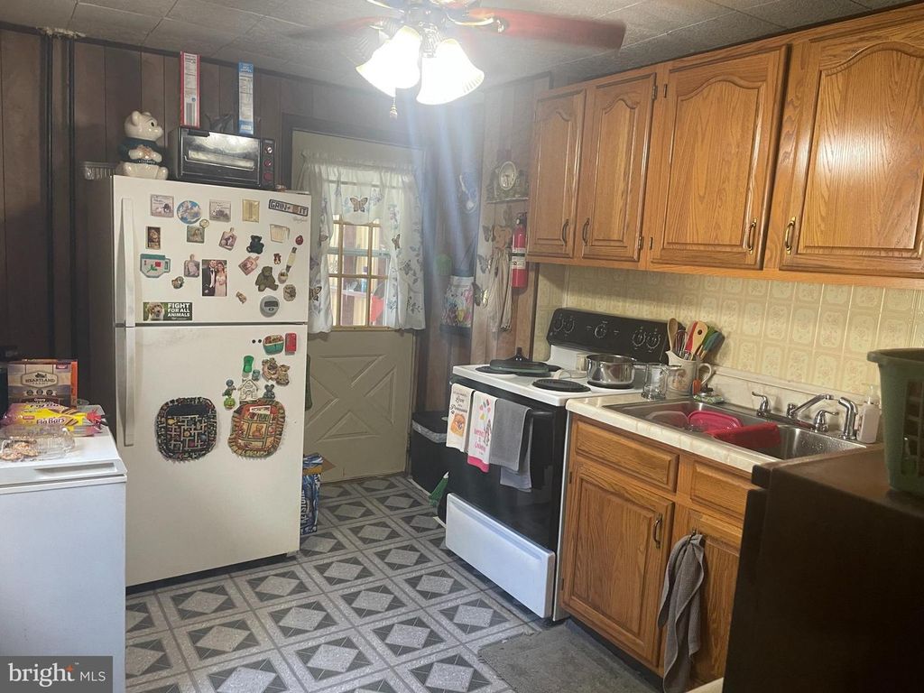 229 S NICHOLS ST, Saint Clair, PA 17970