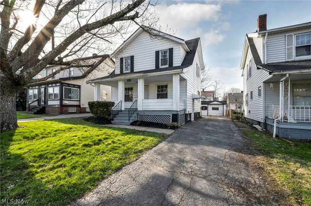 13620 S Parkway Drive, Garfield Heights, OH 44105