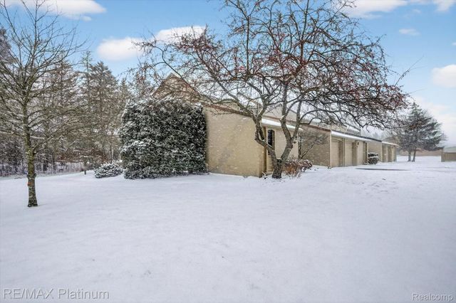 2927 Moon Lake Drive 58, West Bloomfield Charter Township, MI 48323