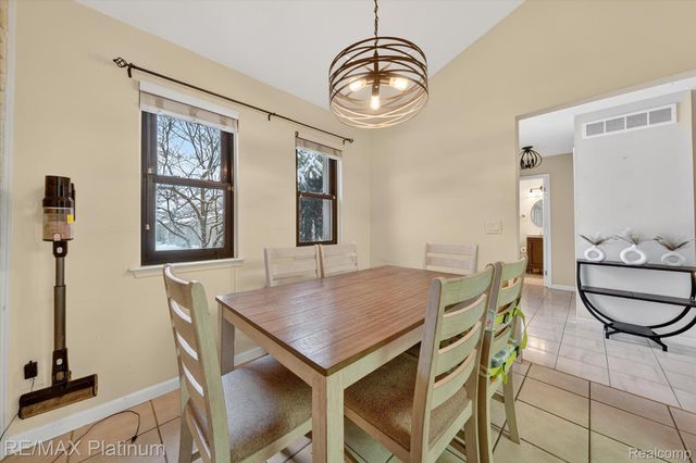 2927 Moon Lake Drive 58, West Bloomfield Charter Township, MI 48323