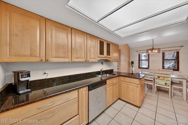 2927 Moon Lake Drive 58, West Bloomfield Charter Township, MI 48323