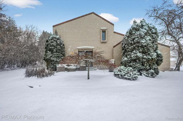 2927 Moon Lake Drive 58, West Bloomfield Charter Township, MI 48323