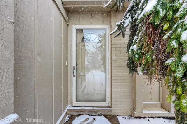 2927 Moon Lake Drive 58, West Bloomfield Charter Township, MI 48323