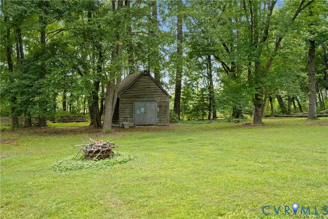 8374 Burnside Dr, Mechanicsville, VA 23116