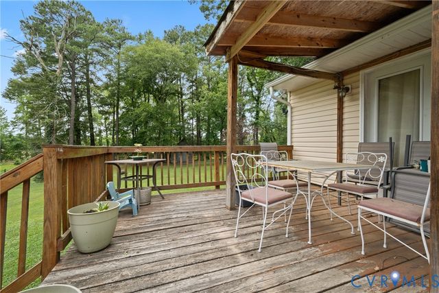 8374 Burnside Dr, Mechanicsville, VA 23116