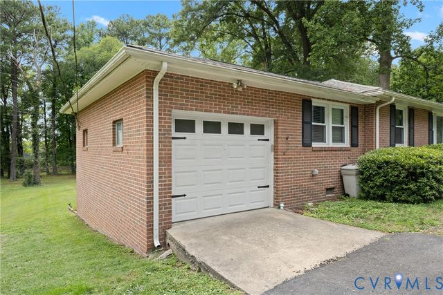 8374 Burnside Dr, Mechanicsville, VA 23116