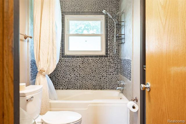 4069 Loch Drive, Highland, MI 48357