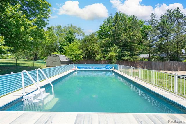 4069 Loch Drive, Highland, MI 48357
