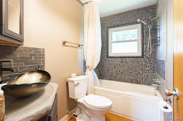 4069 Loch Drive, Highland, MI 48357