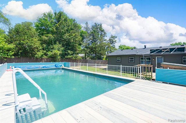 4069 Loch Drive, Highland, MI 48357