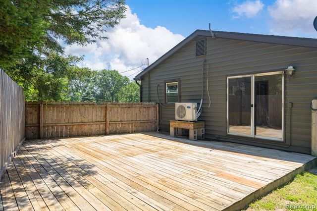 4069 Loch Drive, Highland, MI 48357