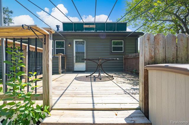 4069 Loch Drive, Highland, MI 48357