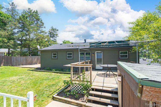 4069 Loch Drive, Highland, MI 48357