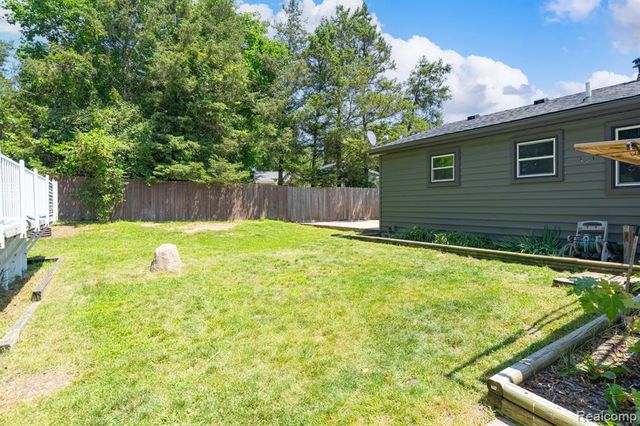 4069 Loch Drive, Highland, MI 48357