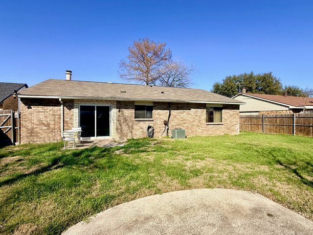 6936 Fallbrook Court, Fort Worth, TX 76120