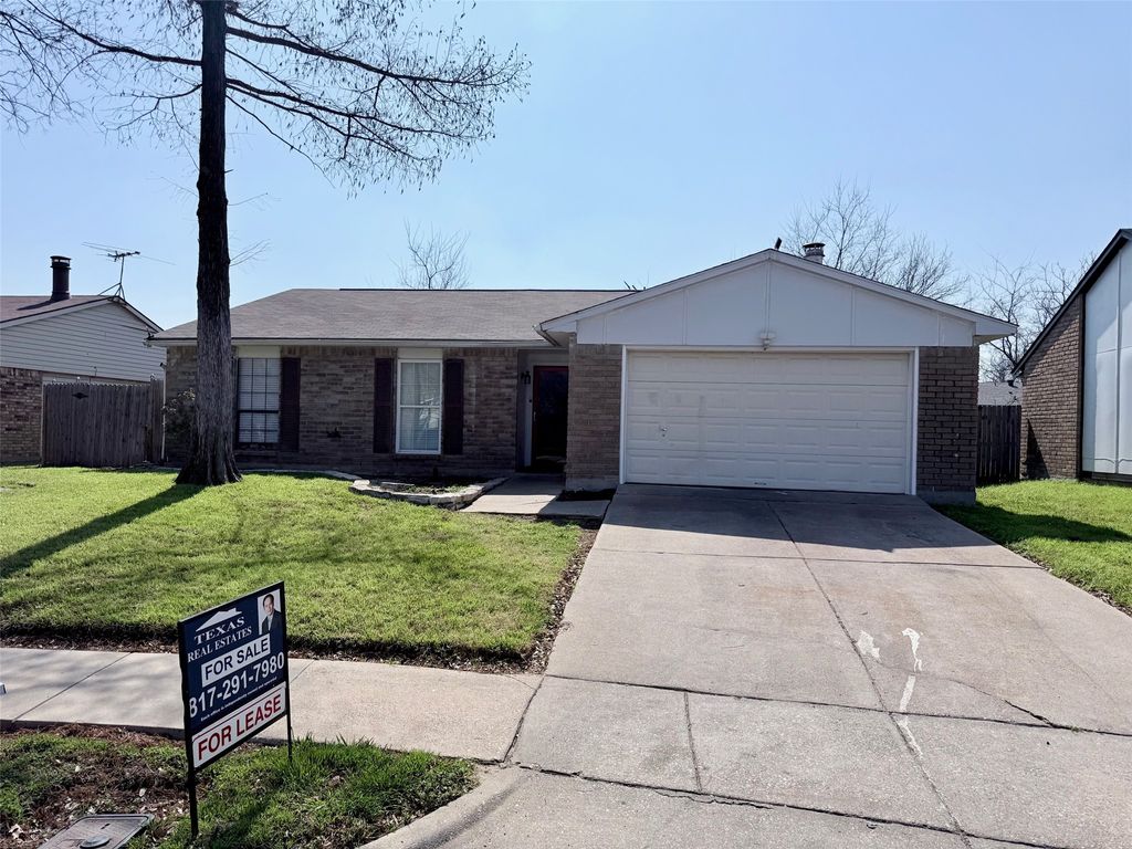 6936 Fallbrook Court, Fort Worth, TX 76120