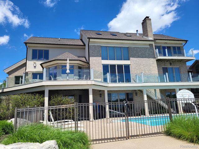 1296 Labrosse Drive, Waterford Charter Township, MI 48328