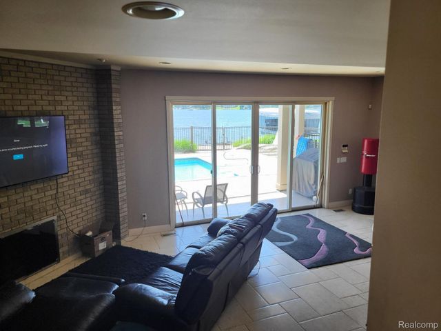1296 Labrosse Drive, Waterford Charter Township, MI 48328