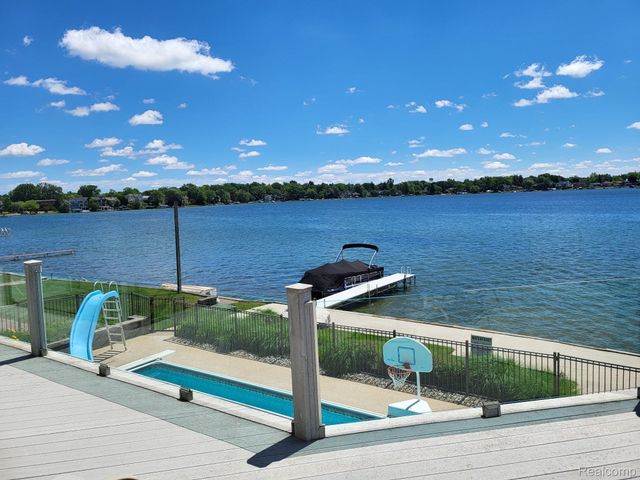 1296 Labrosse Drive, Waterford Charter Township, MI 48328