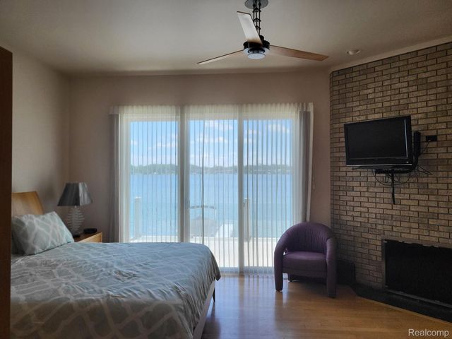 1296 Labrosse Drive, Waterford Charter Township, MI 48328