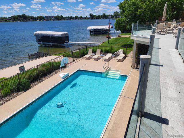 1296 Labrosse Drive, Waterford Charter Township, MI 48328