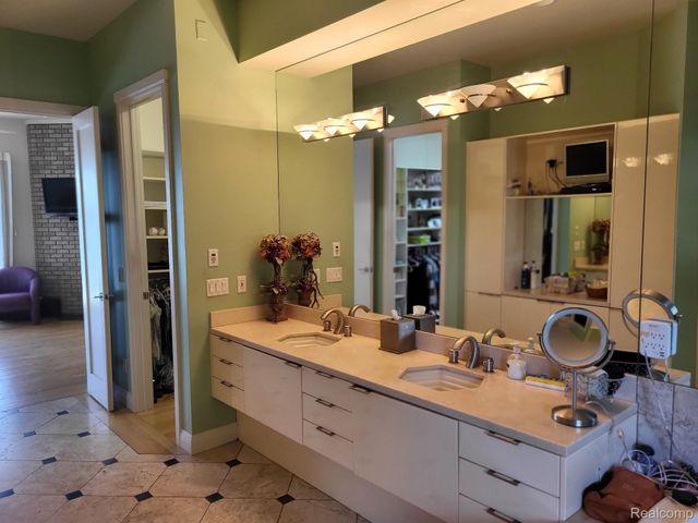 1296 Labrosse Drive, Waterford Charter Township, MI 48328