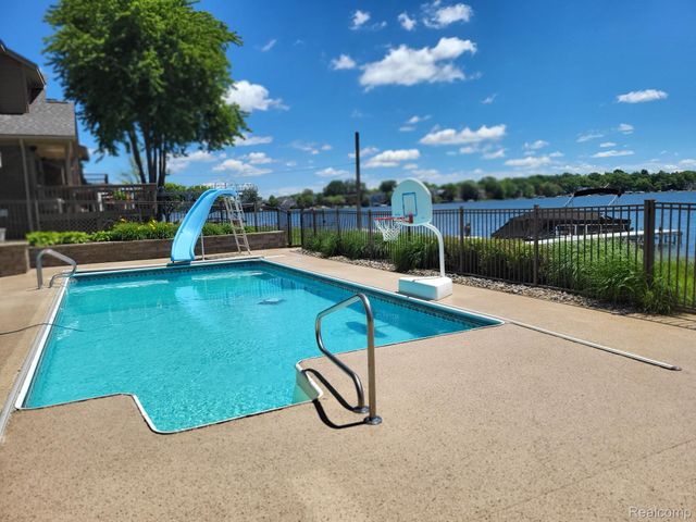 1296 Labrosse Drive, Waterford Charter Township, MI 48328