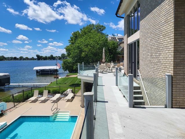 1296 Labrosse Drive, Waterford Charter Township, MI 48328