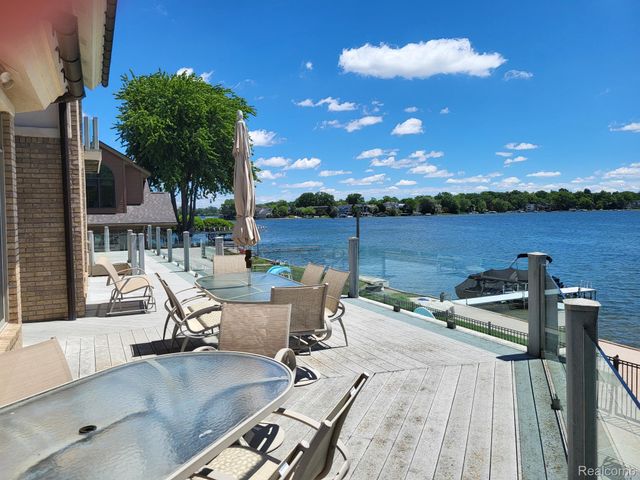 1296 Labrosse Drive, Waterford Charter Township, MI 48328