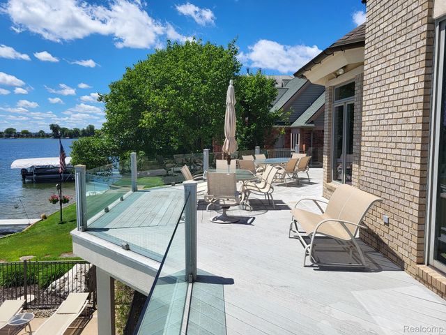 1296 Labrosse Drive, Waterford Charter Township, MI 48328