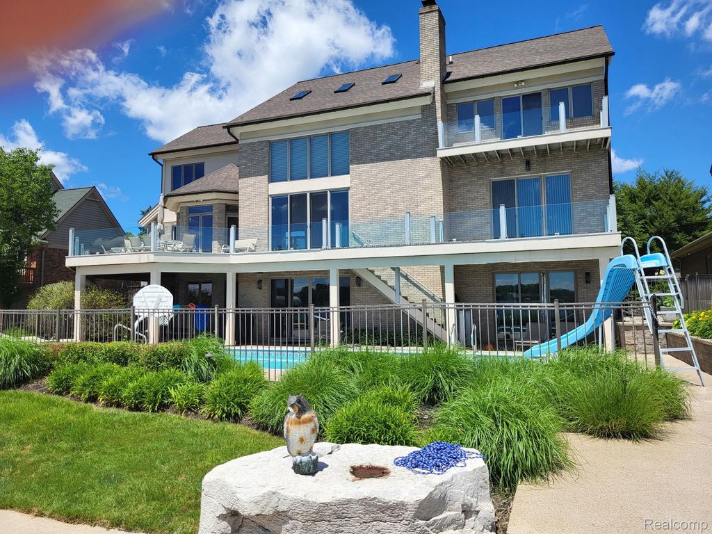 1296 Labrosse Drive, Waterford Charter Township, MI 48328