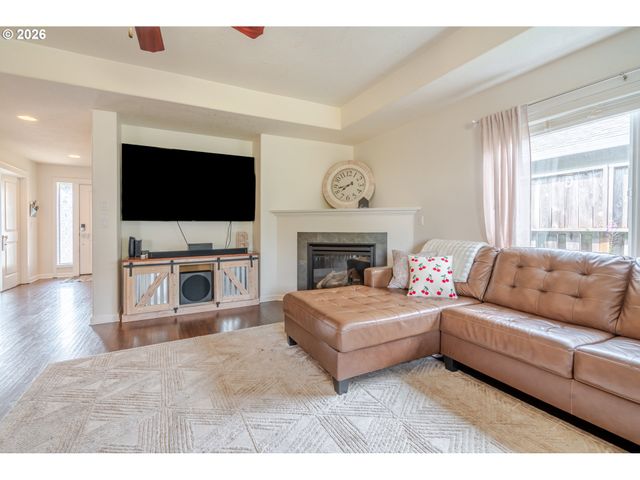 851 S 5TH St, Jefferson, OR 97352