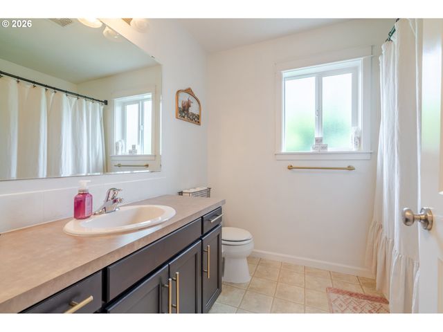 851 S 5TH St, Jefferson, OR 97352
