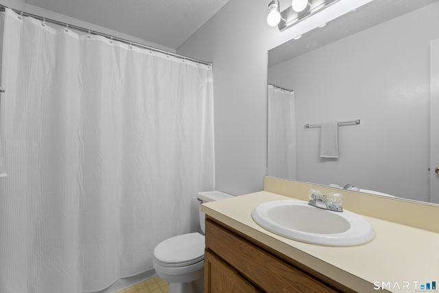 213 Oakland Street APT D, Manchester, CT 06042