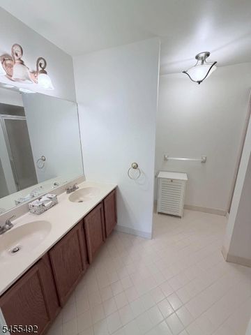 4 Delaware Ln, Branchburg Twp., NJ 08876
