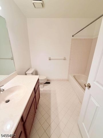 4 Delaware Ln, Branchburg Twp., NJ 08876