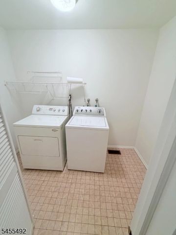 4 Delaware Ln, Branchburg Twp., NJ 08876