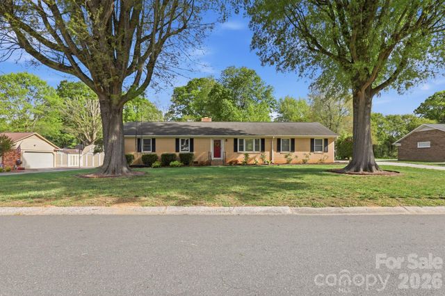 8325 Fallsdale Drive, Charlotte, NC 28214