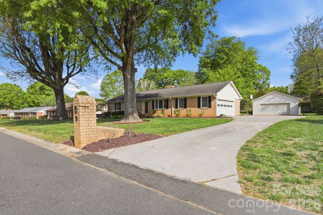 8325 Fallsdale Drive, Charlotte, NC 28214